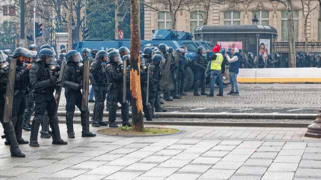 Les forces de l'ordre bloquent le bas des Champs Elysées